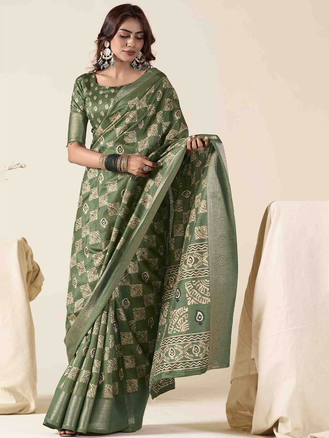

DIVASTRI Women Woven Design Zari Silk Blend Handloom Saree, Green