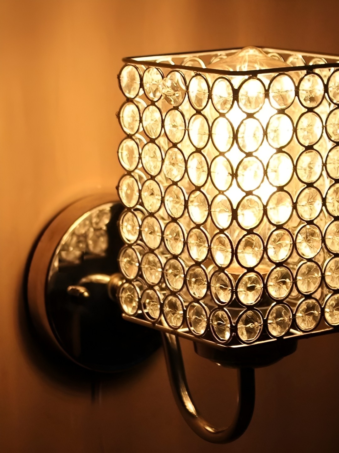 

KINIS Silver-Toned & White Textured Metal Square Shaped Wall Lamp With Bulb