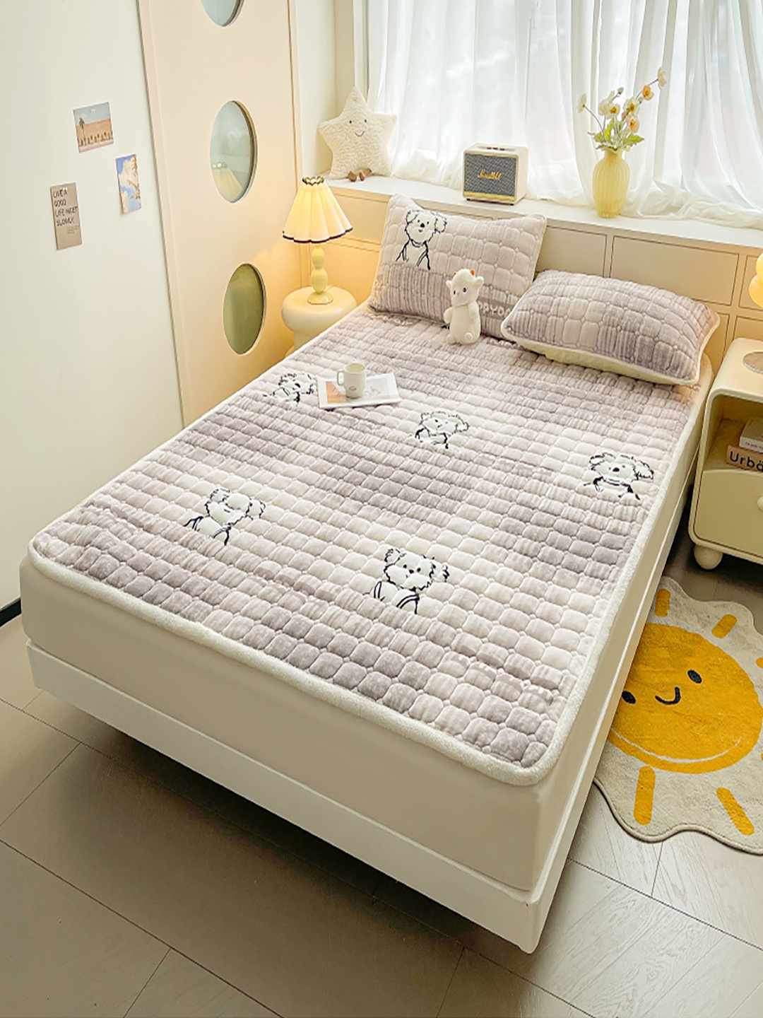 

JC HOME Grey & White Graphic 150 TC King Bedsheet with 2 Pillow Covers