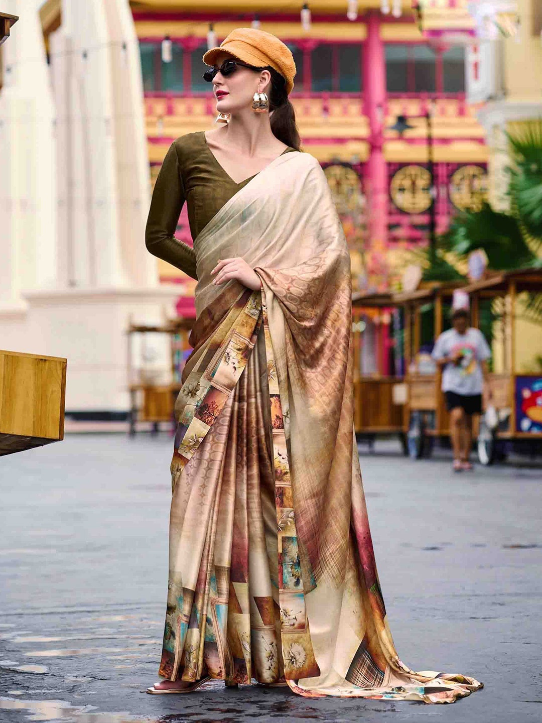

DIVASTRI Floral Printed Saree With Blouse Piece, Beige