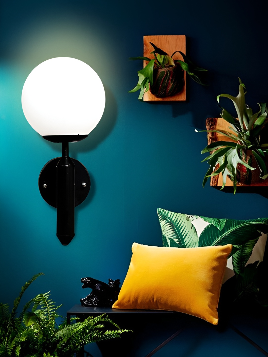 

KINIS Black & White Spherical Shaped Wall Lamp