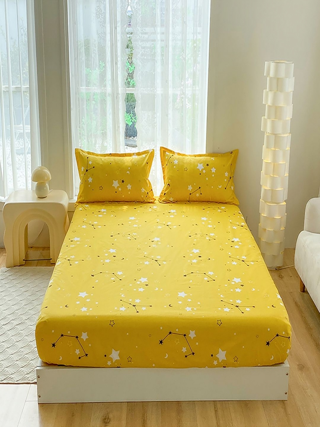 

JC HOME Yellow & White Graphic Printed Fitted 140 TC King Bedsheet Set 1.80 m x 2 m