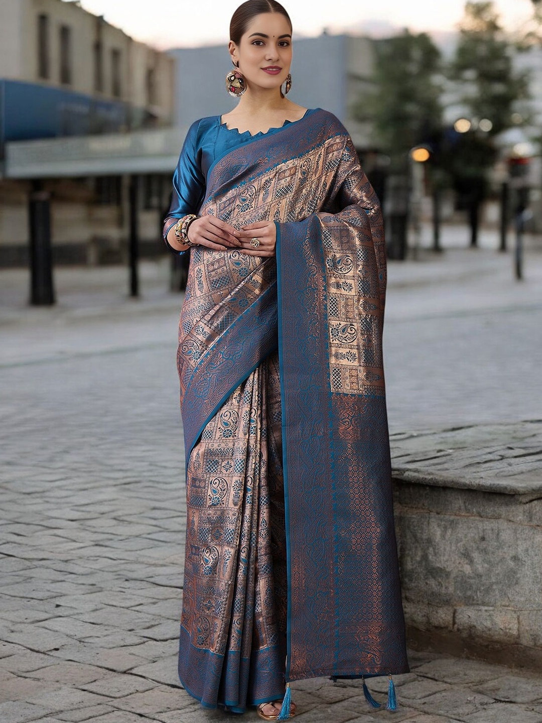 

DIVASTRI Ethnic Motifs Woven Design Zari Banarasi Saree, Gold