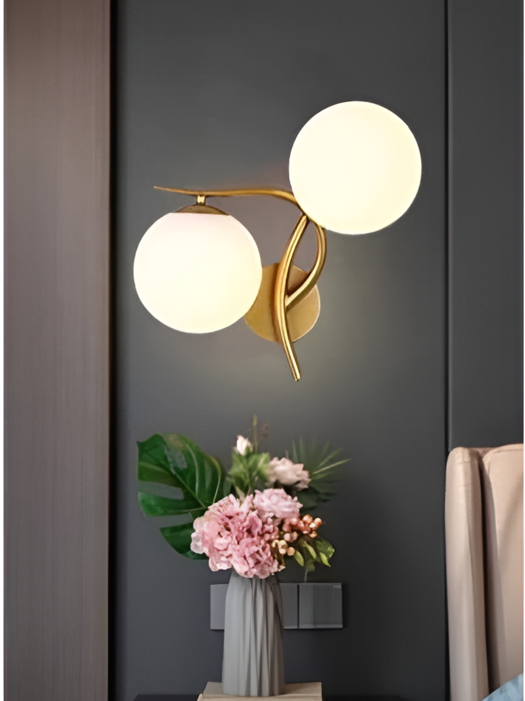 

KINIS Gold-Toned & White Abstract Shaped Metal Wall Lamp