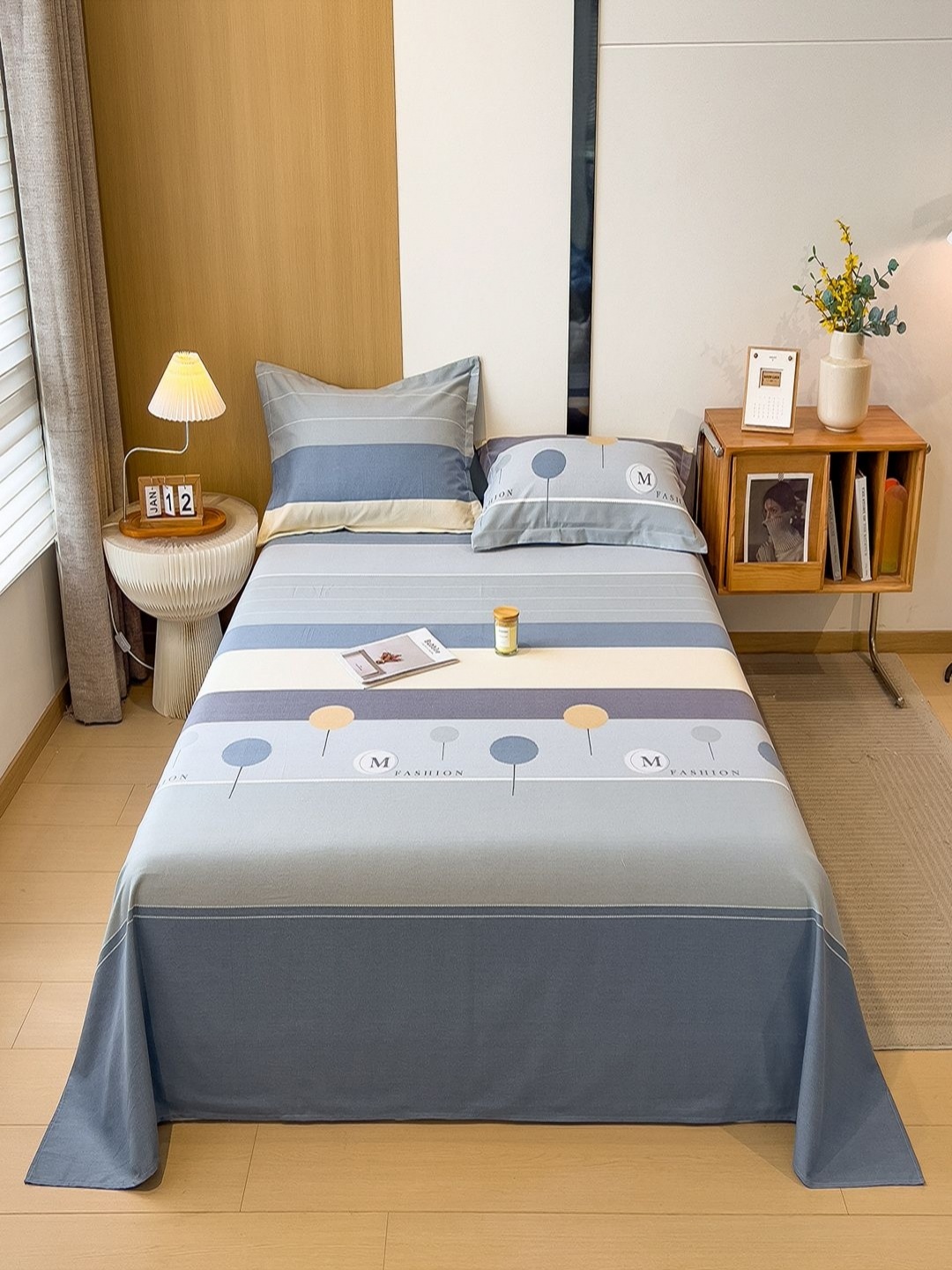 

JC HOME White & Blue Printed 140 TC Queen Bedsheet Set- 1.8 m x 2.3 m