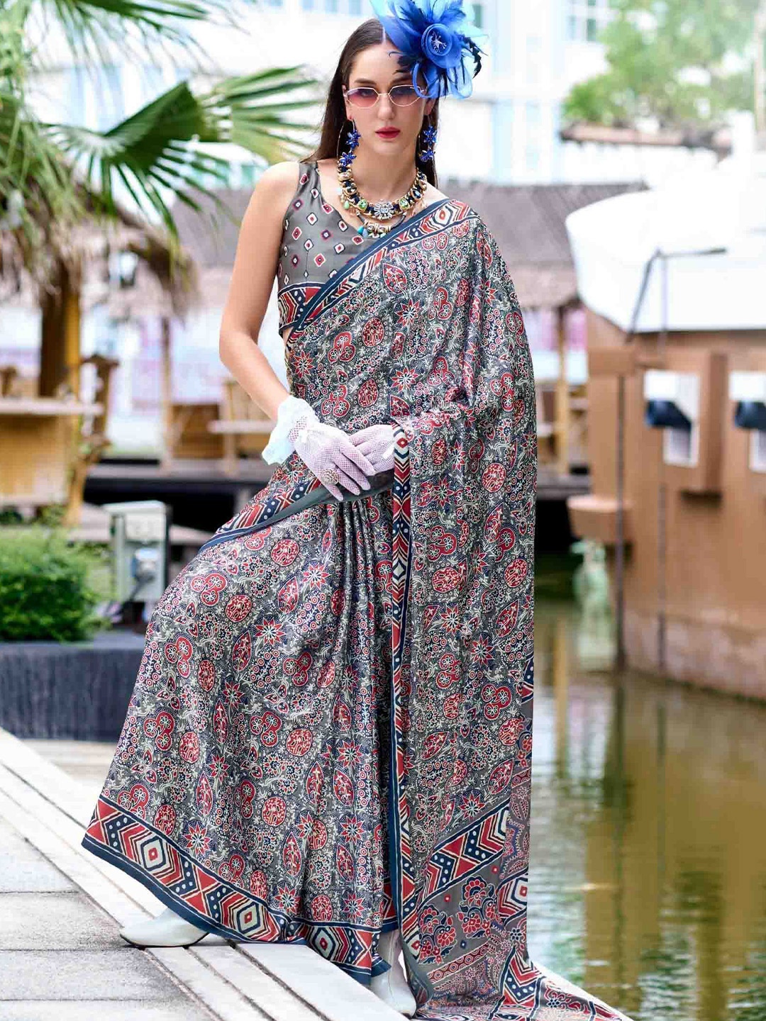 

DIVASTRI Ethnic Motifs Printed Saree, Grey