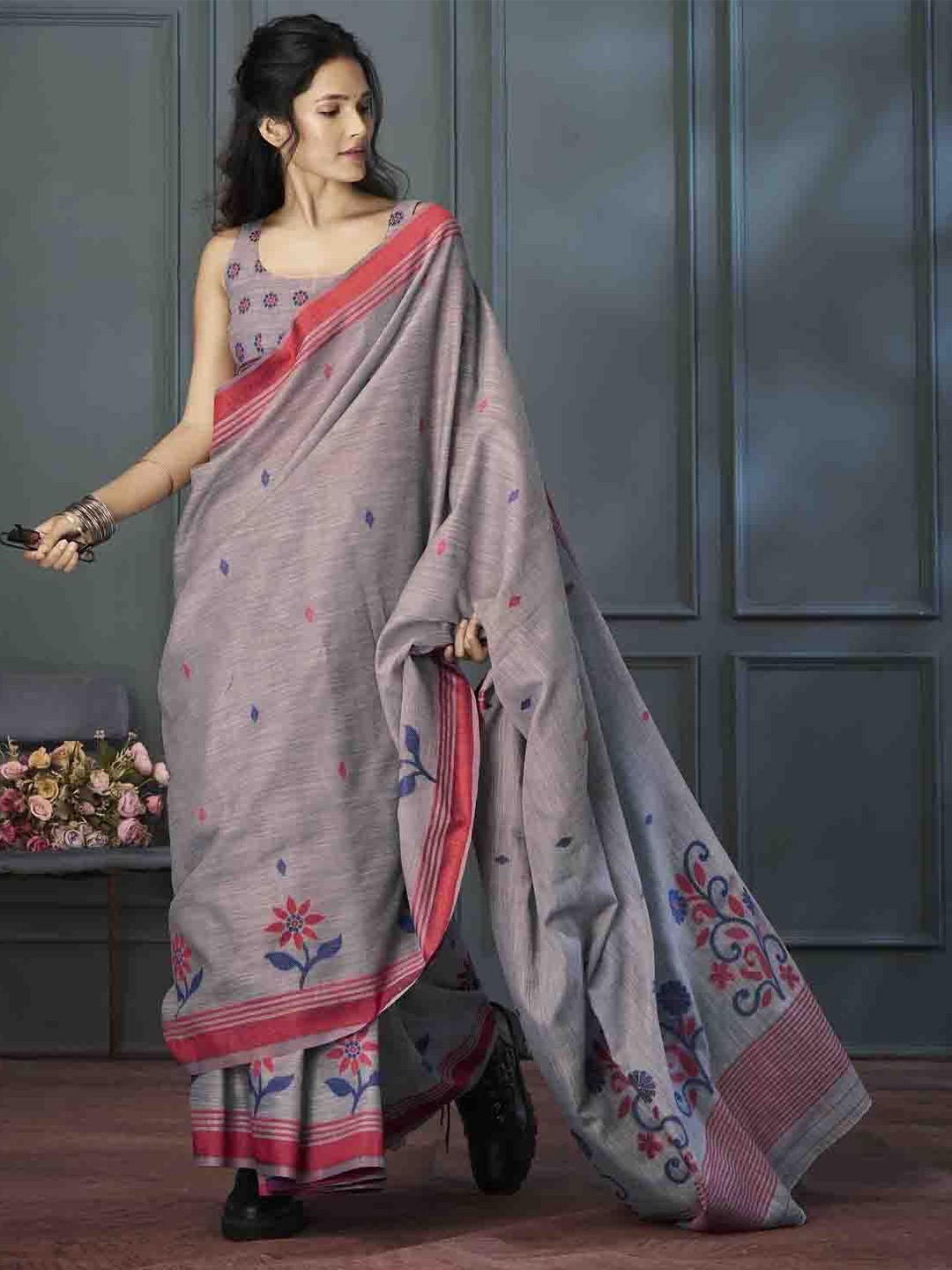 

DIVASTRI Ethnic Motifs Woven Design Saree, Grey