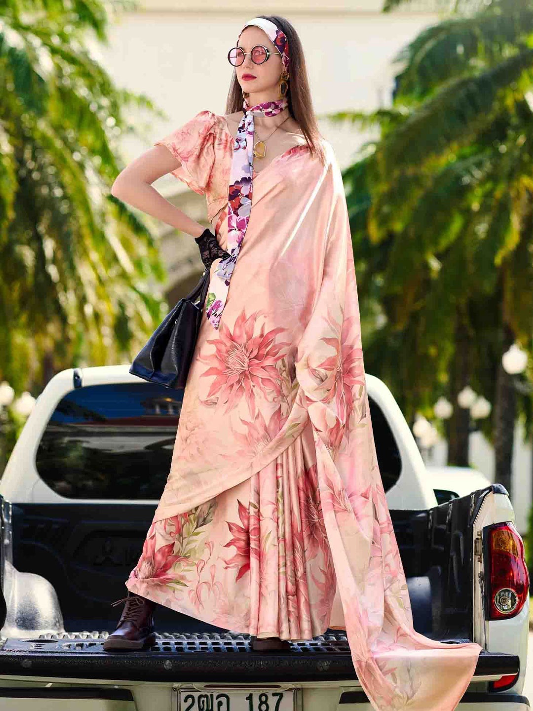 

DIVASTRI Floral Printed Saree, Peach