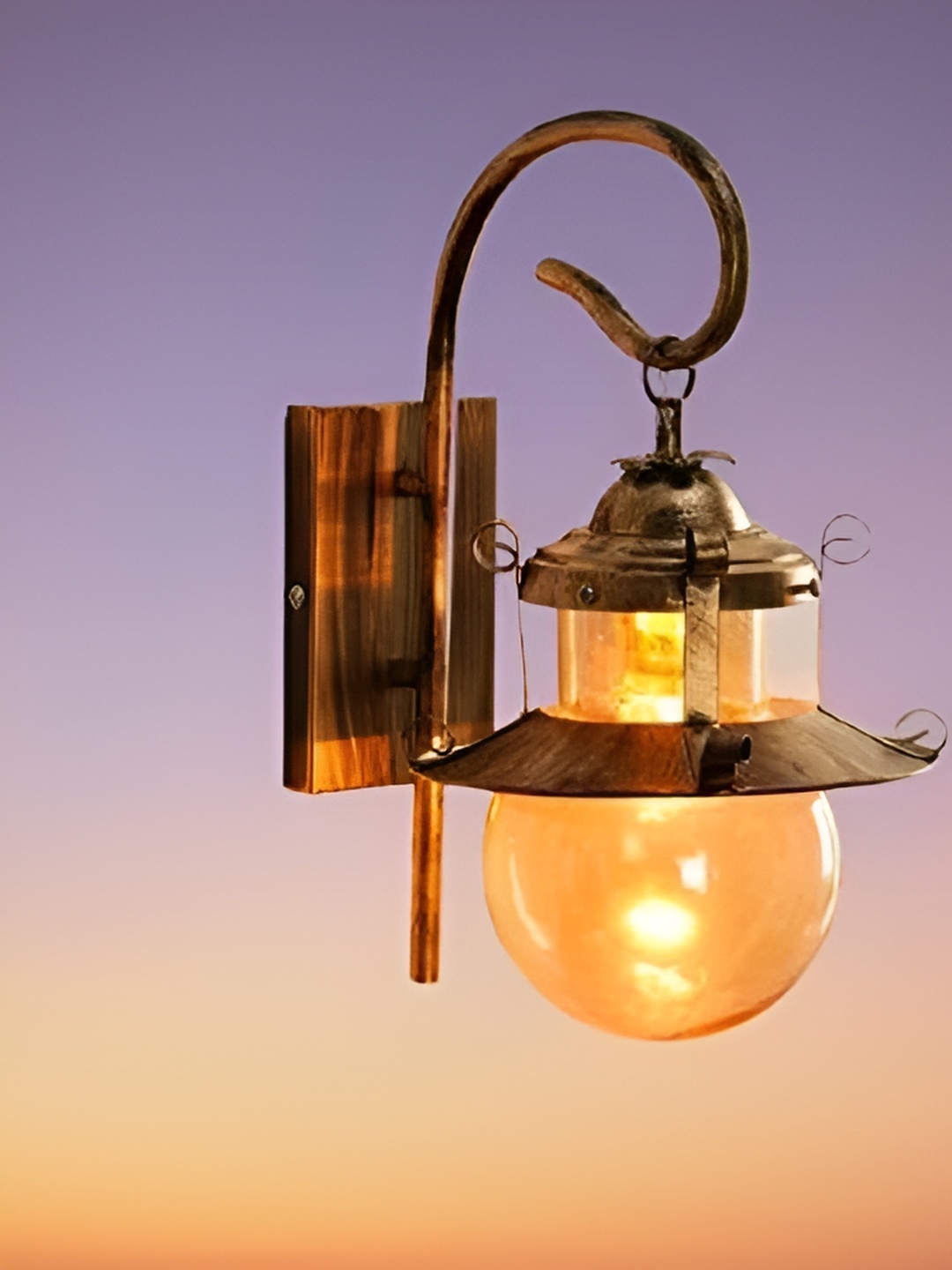 

KINIS Gold-Toned Abstract Shaped Metal Wall Lamp