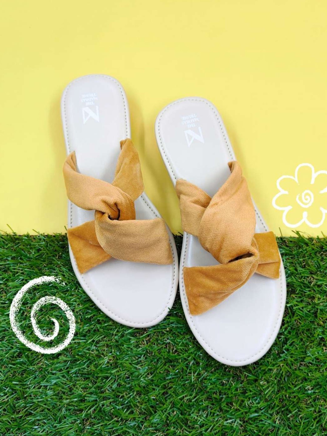 

THE MADRAS TRUNK Women Open Toe Flats with Bows, Off white