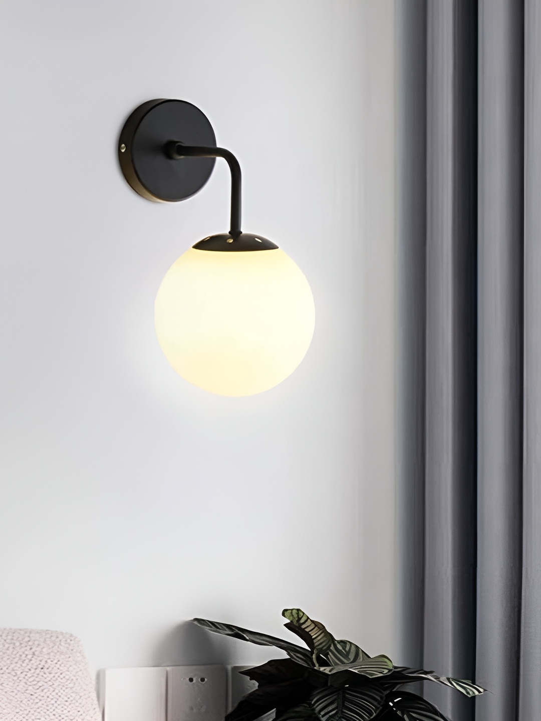 

KINIS Black & White Metal Quirky Abstract Shaped Shaped Wall Lamp