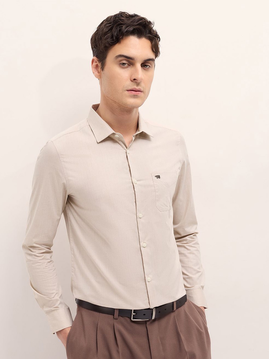 

THE BEAR HOUSE Men Tailored Fit Spread Collar Solid Formal Shirt, Peach