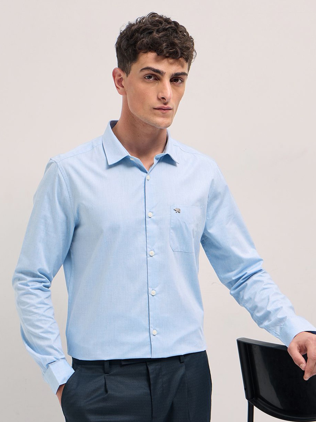 

THE BEAR HOUSE Men Tailored Fit Spread Collar Solid Formal Shirt, Blue