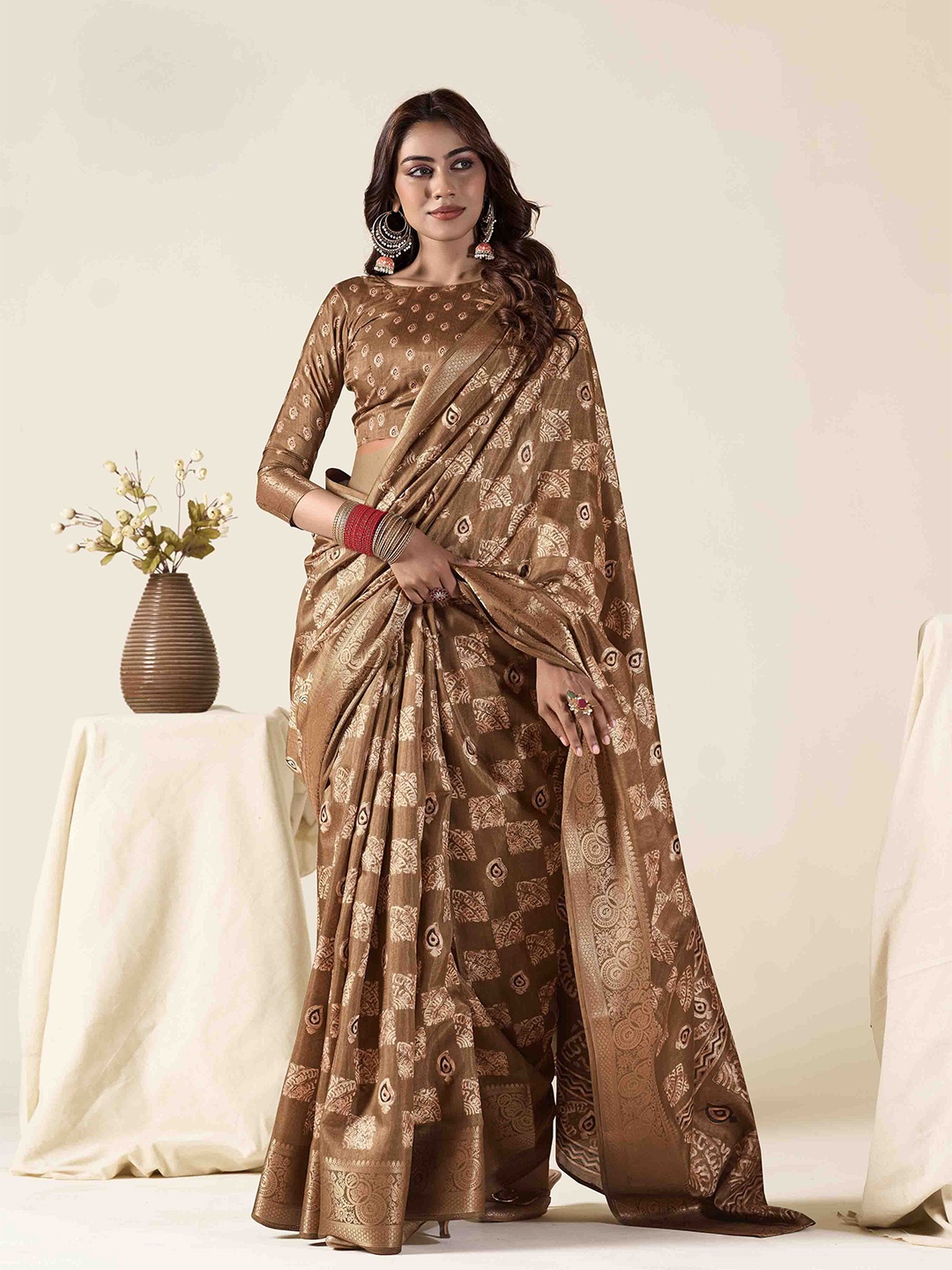 

DIVASTRI Women Ethnic Motifs Printed Zari Saree, Brown