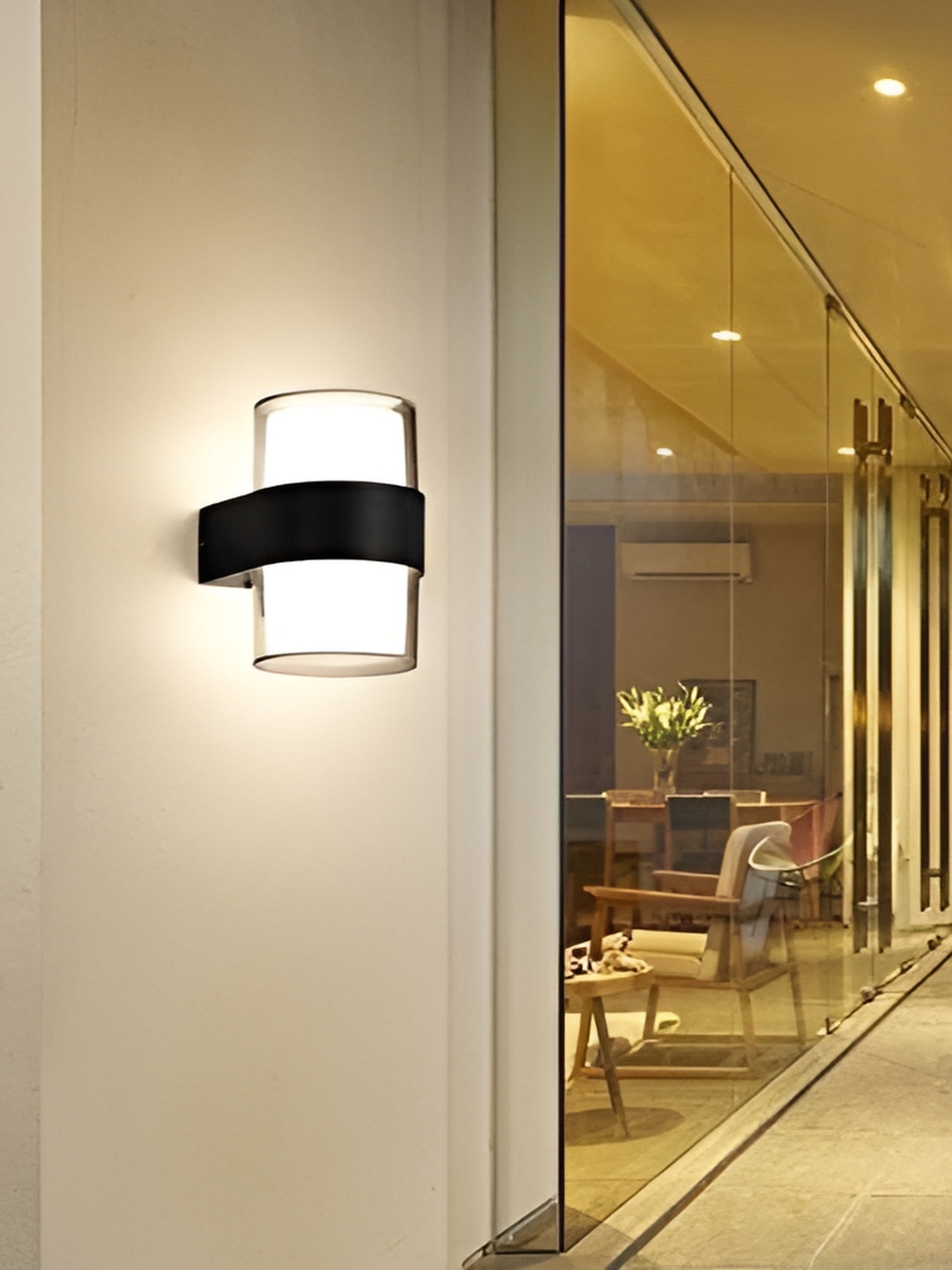 

KINIS Black & White Acrylic Cylinder Shaped Wall Lamp With Bulb