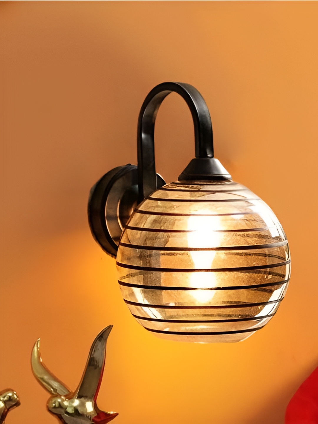 

KINIS Black & Gold-Toned Semi-sphere Shaped Metal Wall Lamp