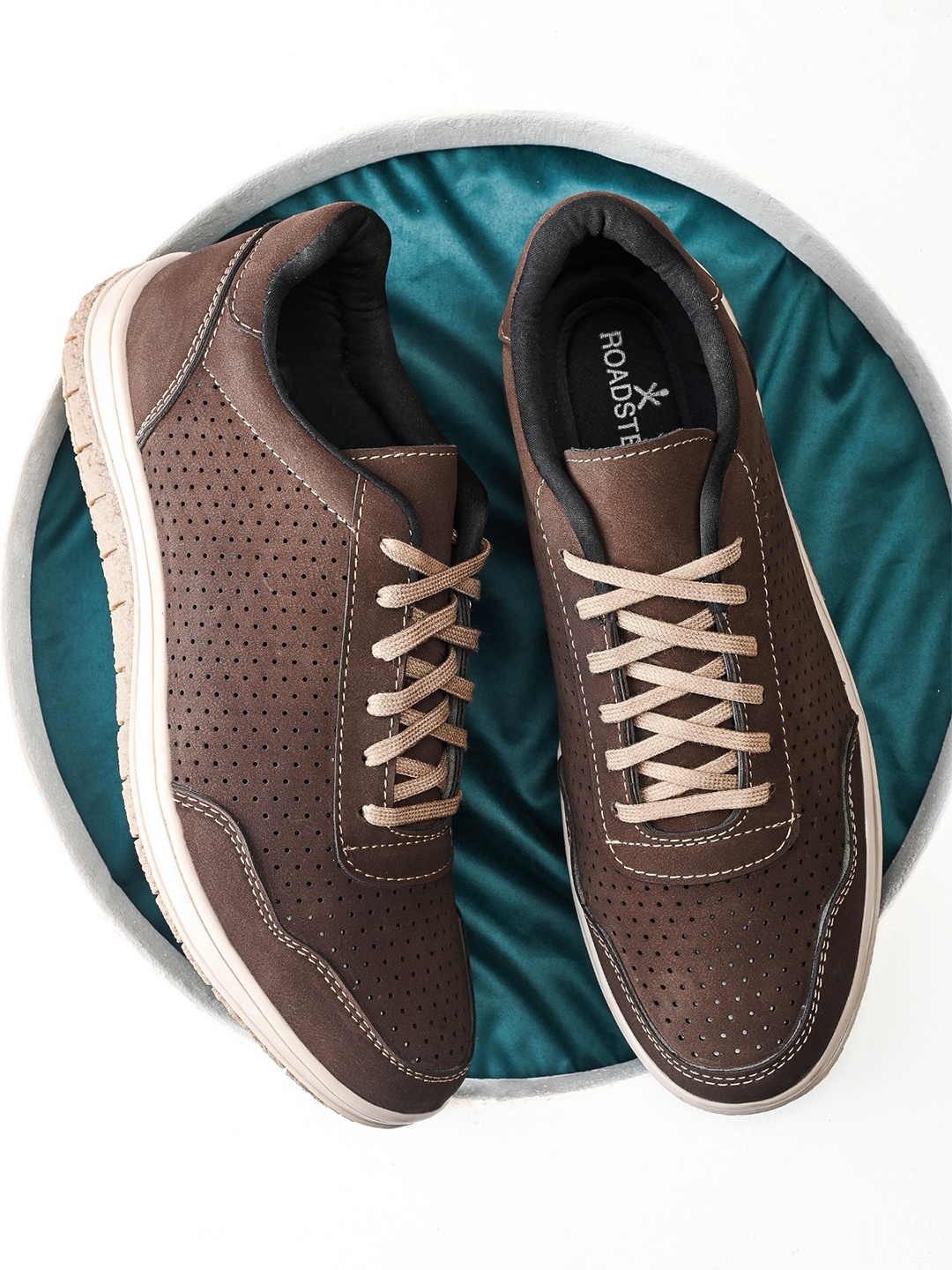 

The Roadster Lifestyle Co Men Perforated Casual Comfortable Lace Up Sneakers, Brown