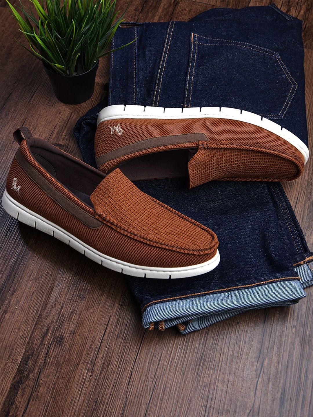 

NEEMANS Men Flex Knit Round Toe Textured Loafers, Brown