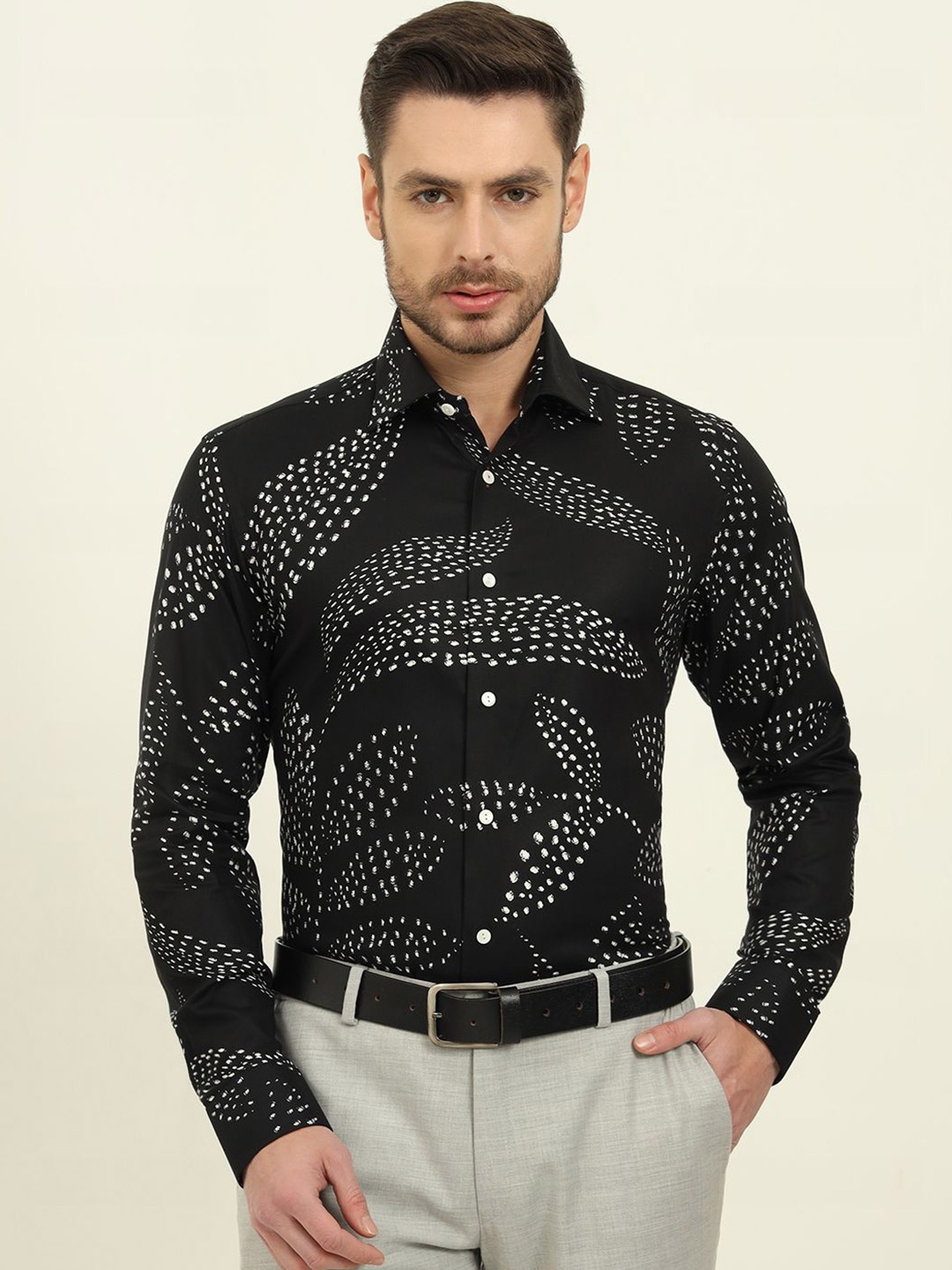 

WYRE Men Slim Fit Spread Collar Geometric Printed Cotton Formal Shirt, Black