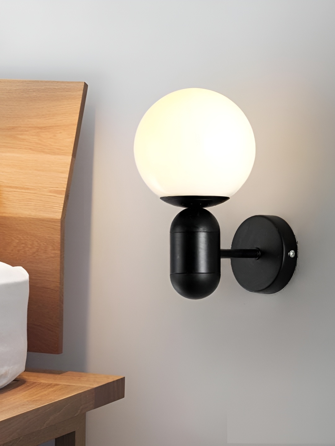 

KINIS Black & White Spherical Shaped Metal Wall Lamp