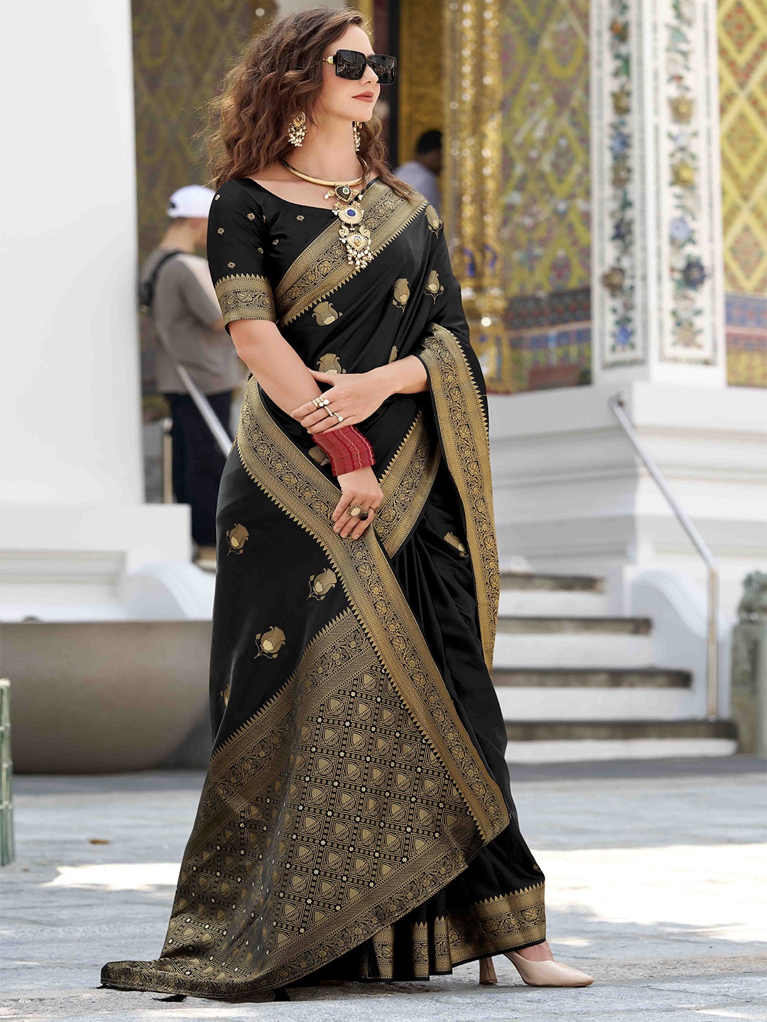

DIVASTRI Woven Design Zari Saree, Black