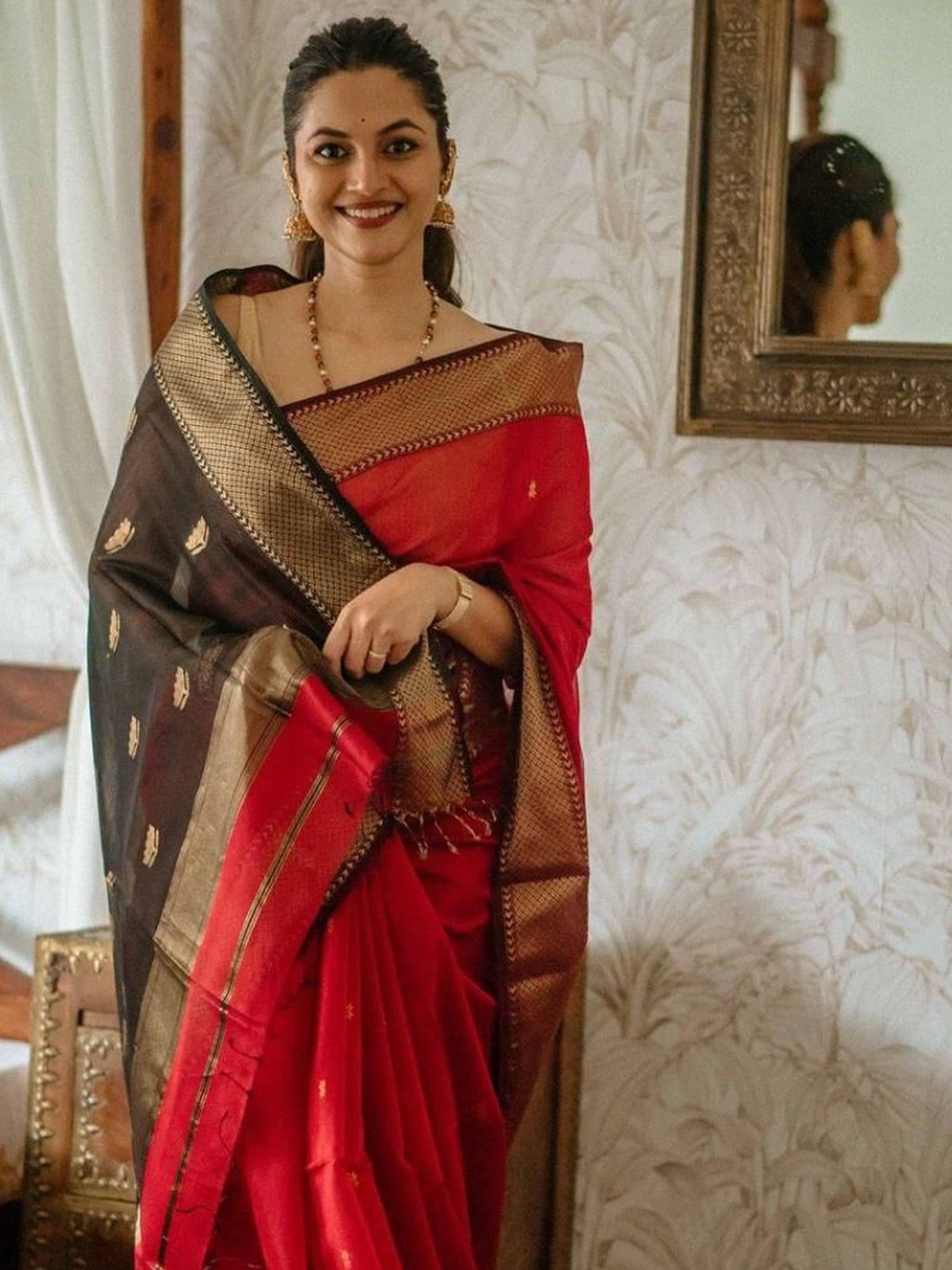 

QENY Woven Design Zari Art Silk Banarasi Saree, Red