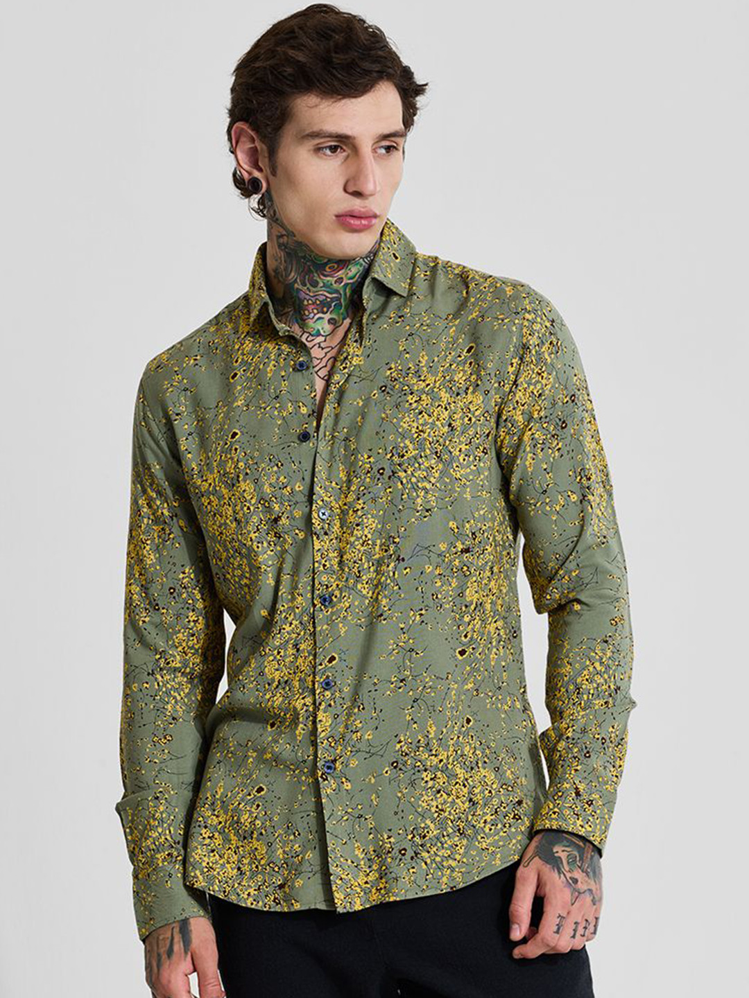 

Snitch Men Spread Collar Floral Printed Casual Shirt, Green