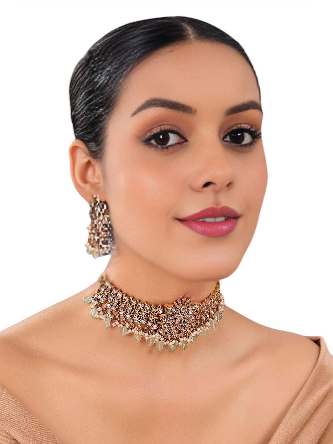 

AURAA TRENDS Gold-Plated Stone Studded & Pearls Beaded Choker Jewellery Set