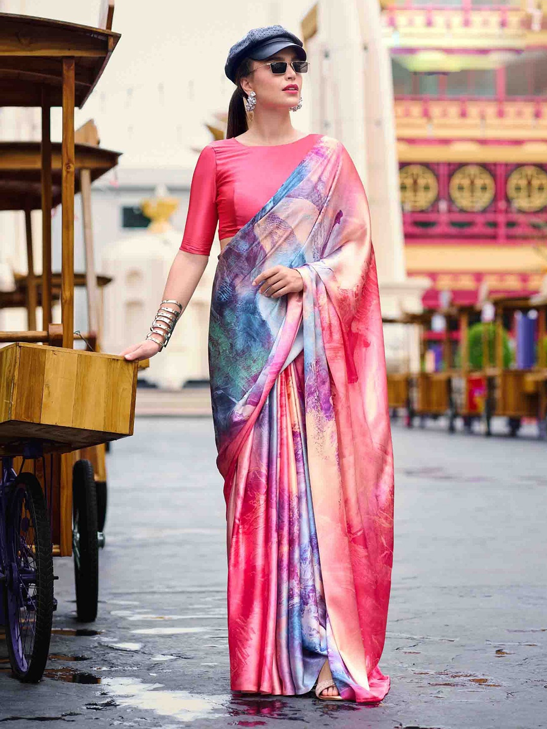 

DIVASTRI Abstract Printed Satin Saree, Pink