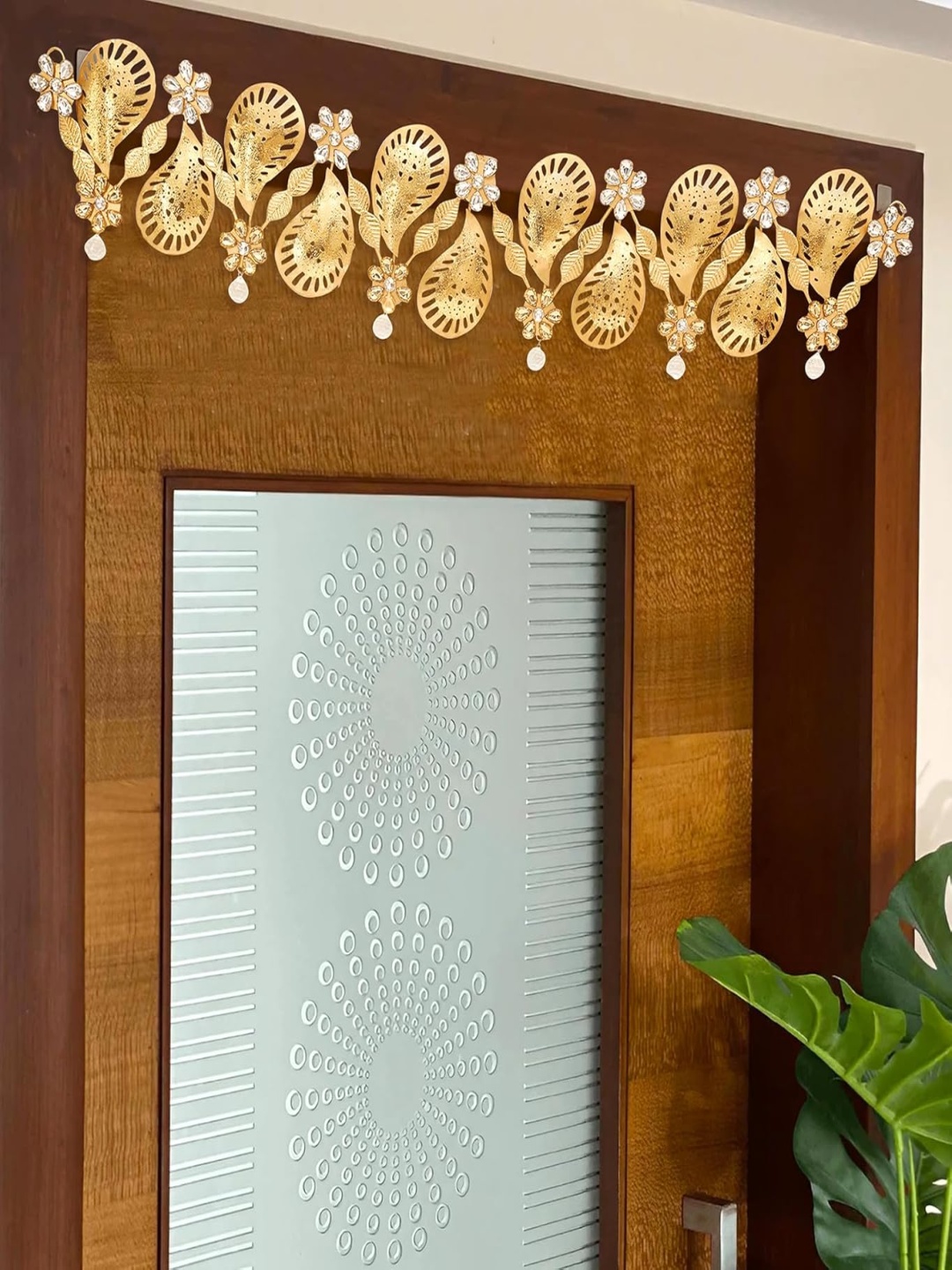 

THE HOME CO. Gold Toned & White Textured Metal Toran
