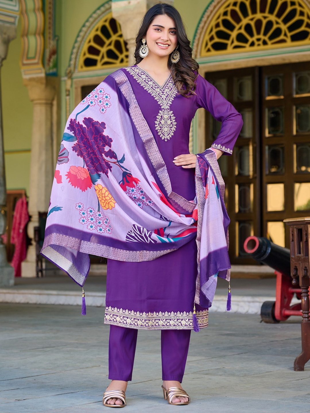 

ASCIIBLUES Floral Yoke Design V-Neck Sequinned Straight Kurta With Trousers & Dupatta, Purple