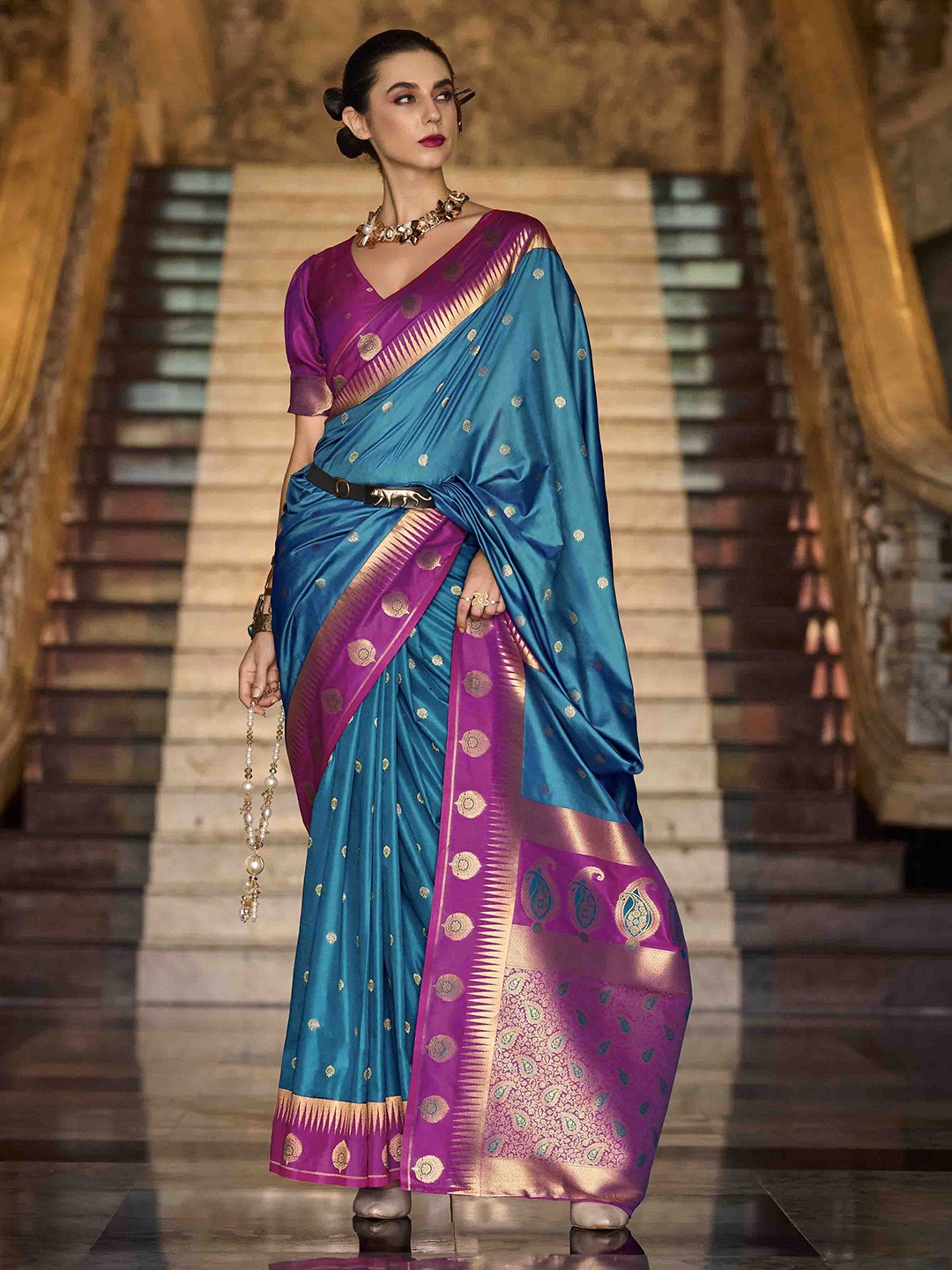 

DIVASTRI Woven Design Zari Saree, Blue