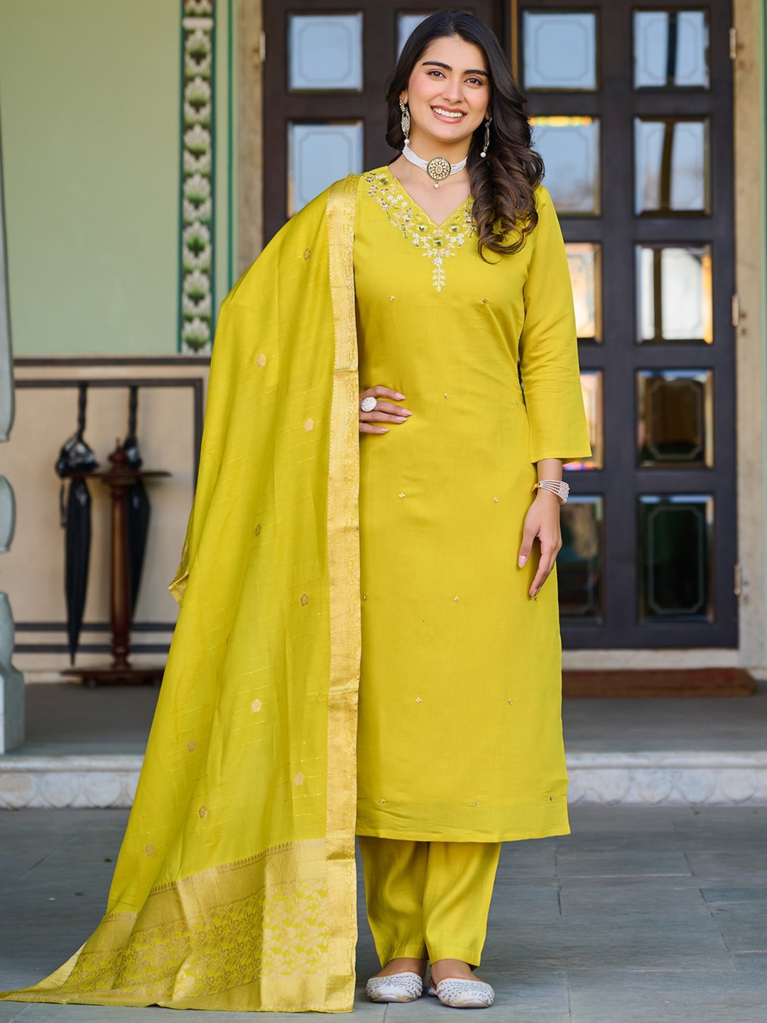 

ASCIIBLUES Floral Embroidered V-Neck Thread Work Kurta With Trousers & Dupatta, Green
