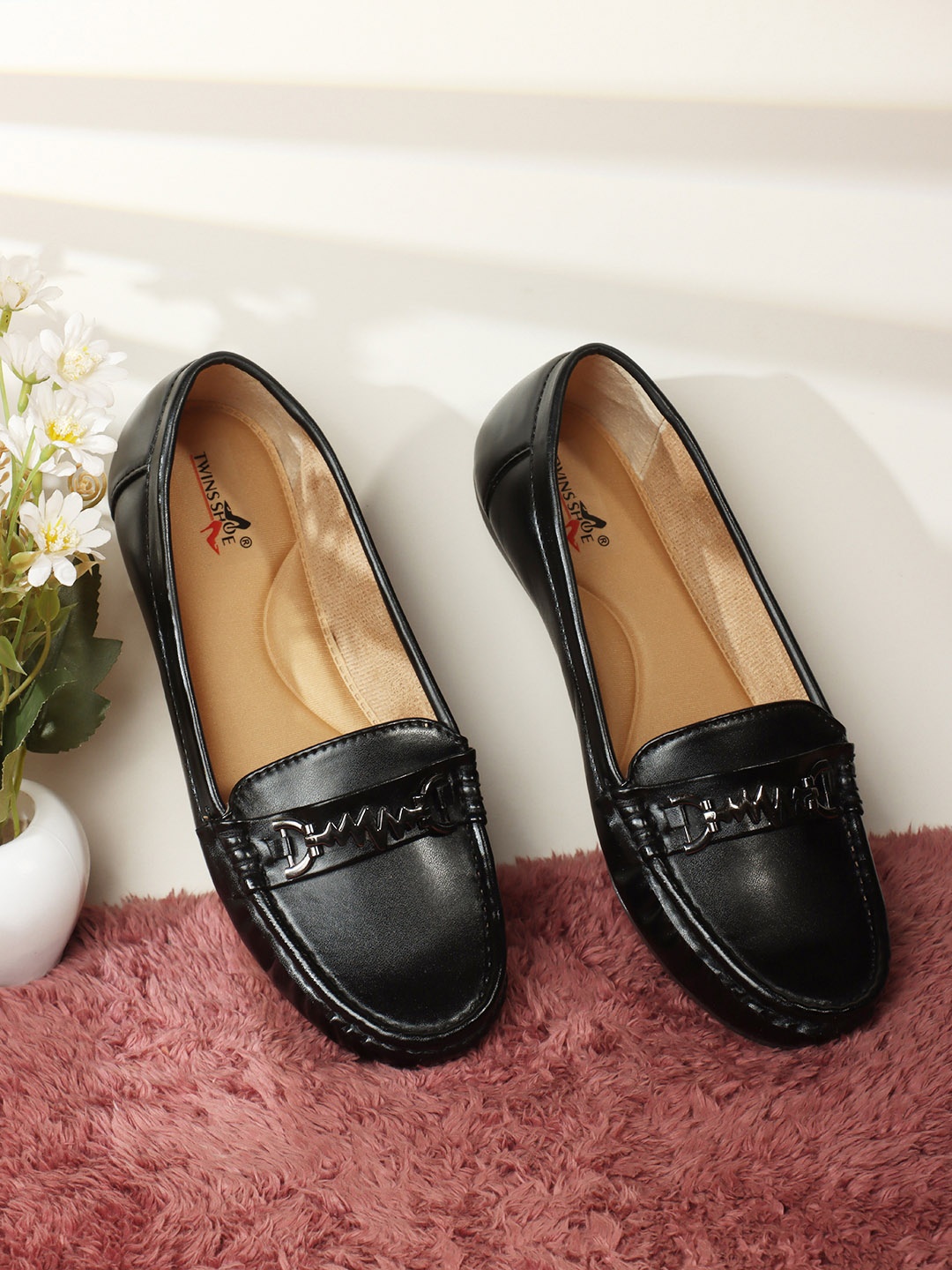 

TWINSSHOE Women Textured Loafers, Black
