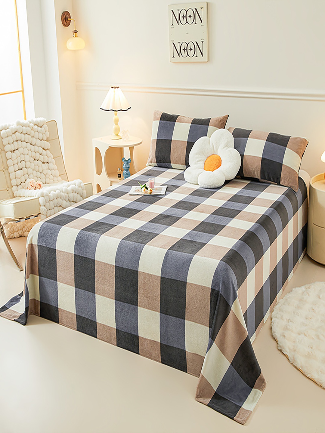 

JC HOME Black & Cream-Coloured Geometric 150 TC King Bedsheet with 2 Pillow Covers