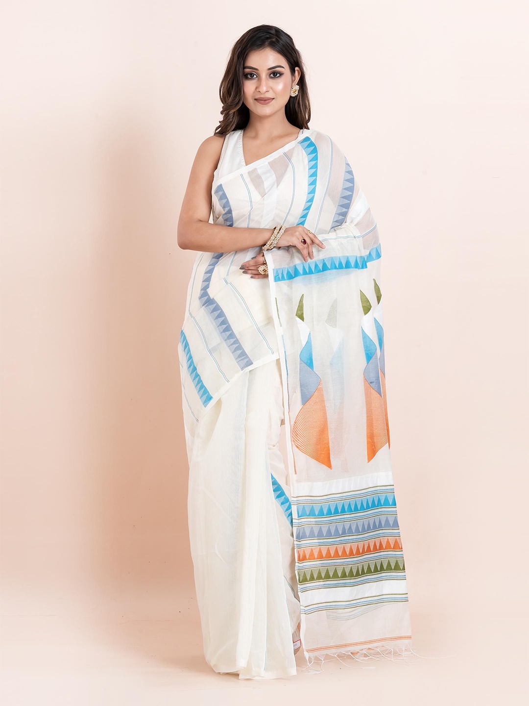 

PUKU Printed Saree With Blouse Piece, White