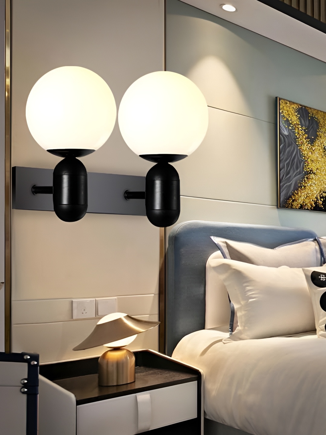 

KINIS Black & White Spherical Shaped Metal Wall Lamp
