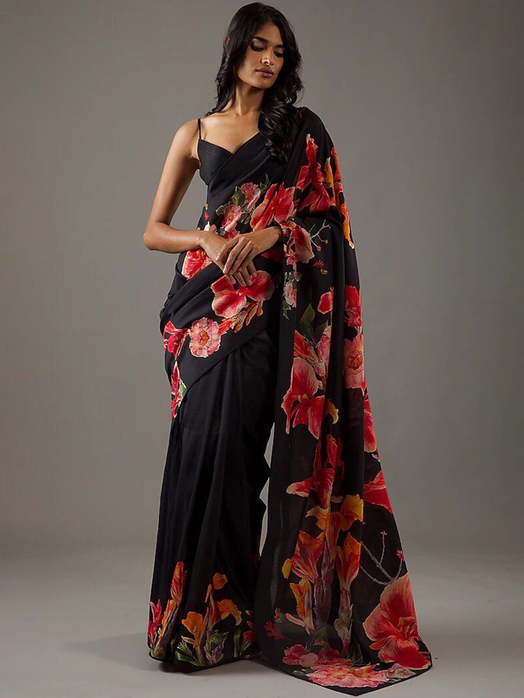 

ROOP SUNDARI SAREES Floral Printed Saree, Black