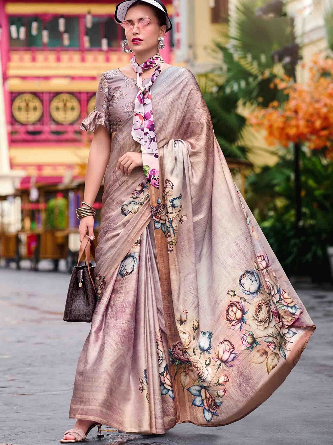 

DIVASTRI Floral Printed Saree With Blouse Piece, Mauve