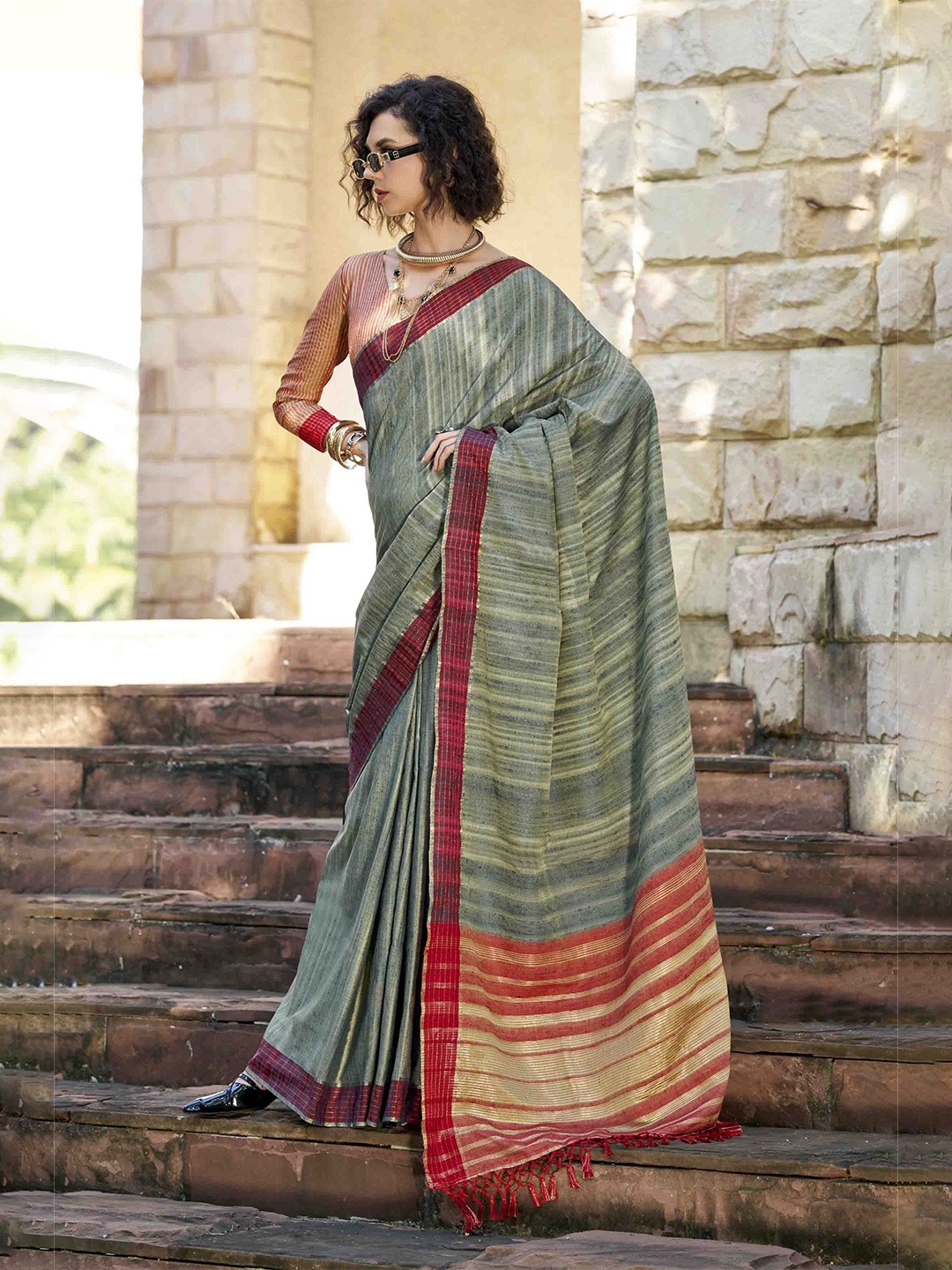 

Blissta Woven Design Zari Handloom Saree, Grey