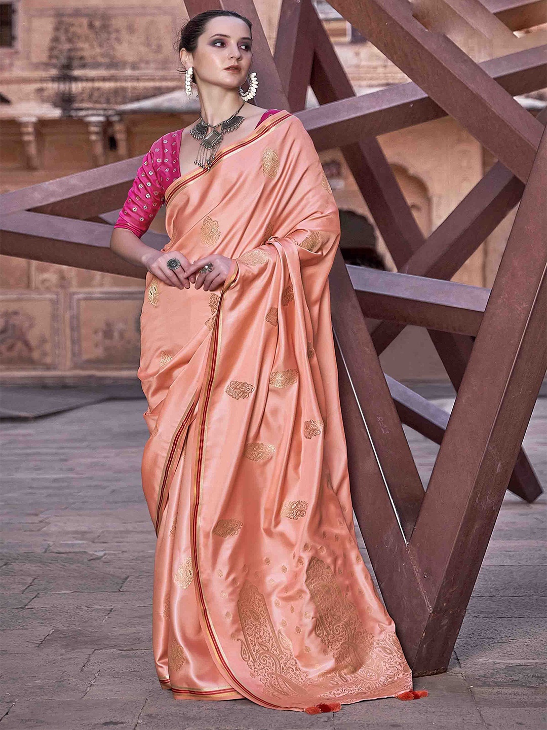 

DIVASTRI Woven Design Zari Saree, Peach