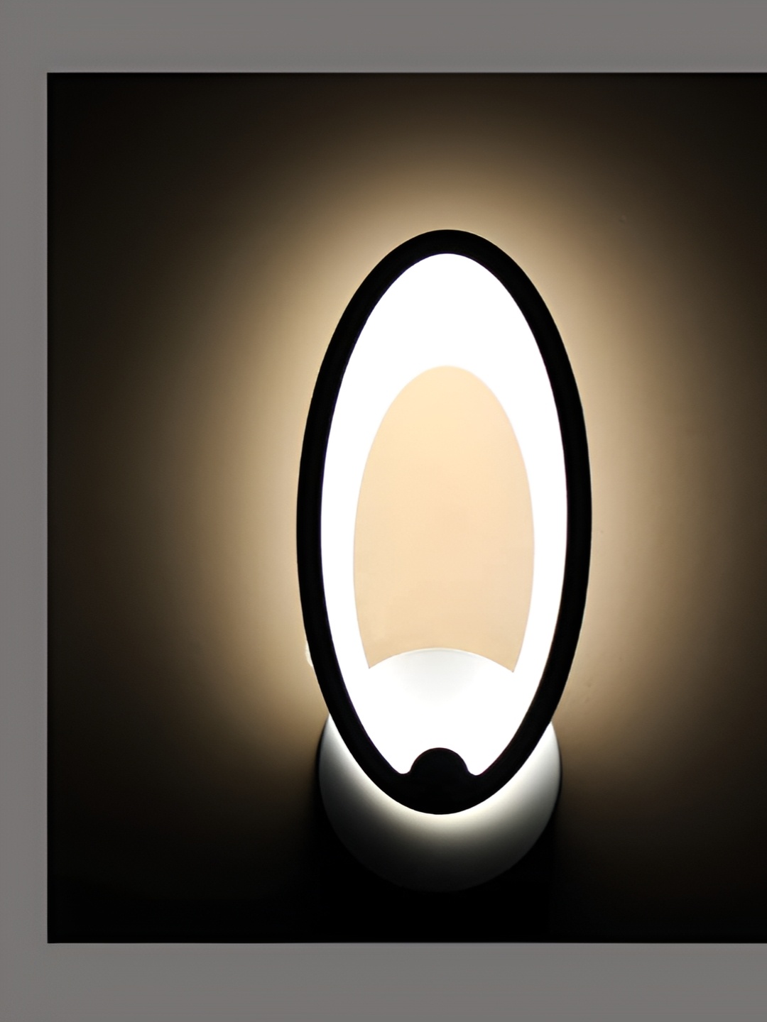 

KINIS White & Black Abstract Shaped Metal Wall Lamp