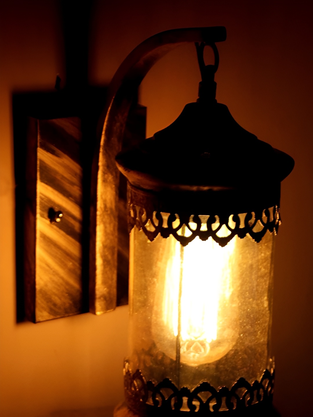 

KINIS Gold-Toned & Transparent Printed Metal Quirky Cylinder Shaped Wall Lamp