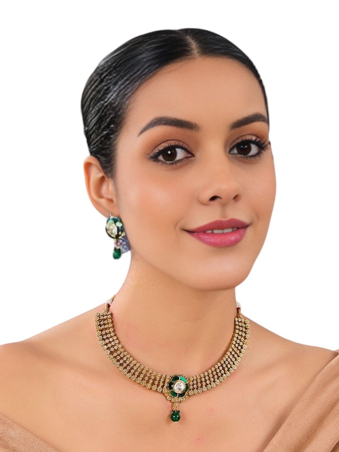 

AURAA TRENDS Gold Plated Kundan Studded Jewellery Set