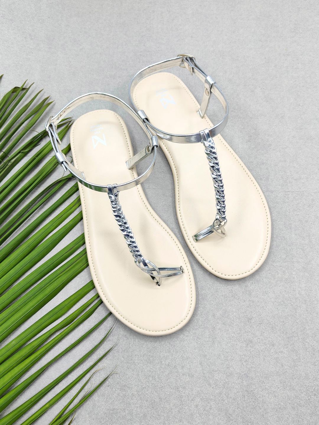 

THE MADRAS TRUNK Women Open Toe T-Strap Flats, Silver