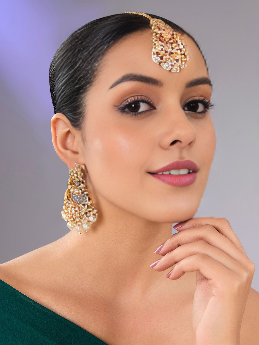 

AURAA TRENDS Gold-Plated Pearls Beaded & Artificial Stones Studded Maang Tika & Earrings
