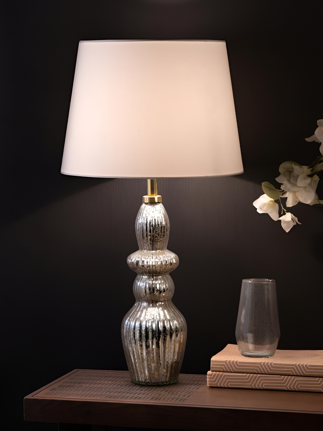 

IAAH Silver Toned & White Textured Glass Frusturical Shaped Table Lamp With Shade