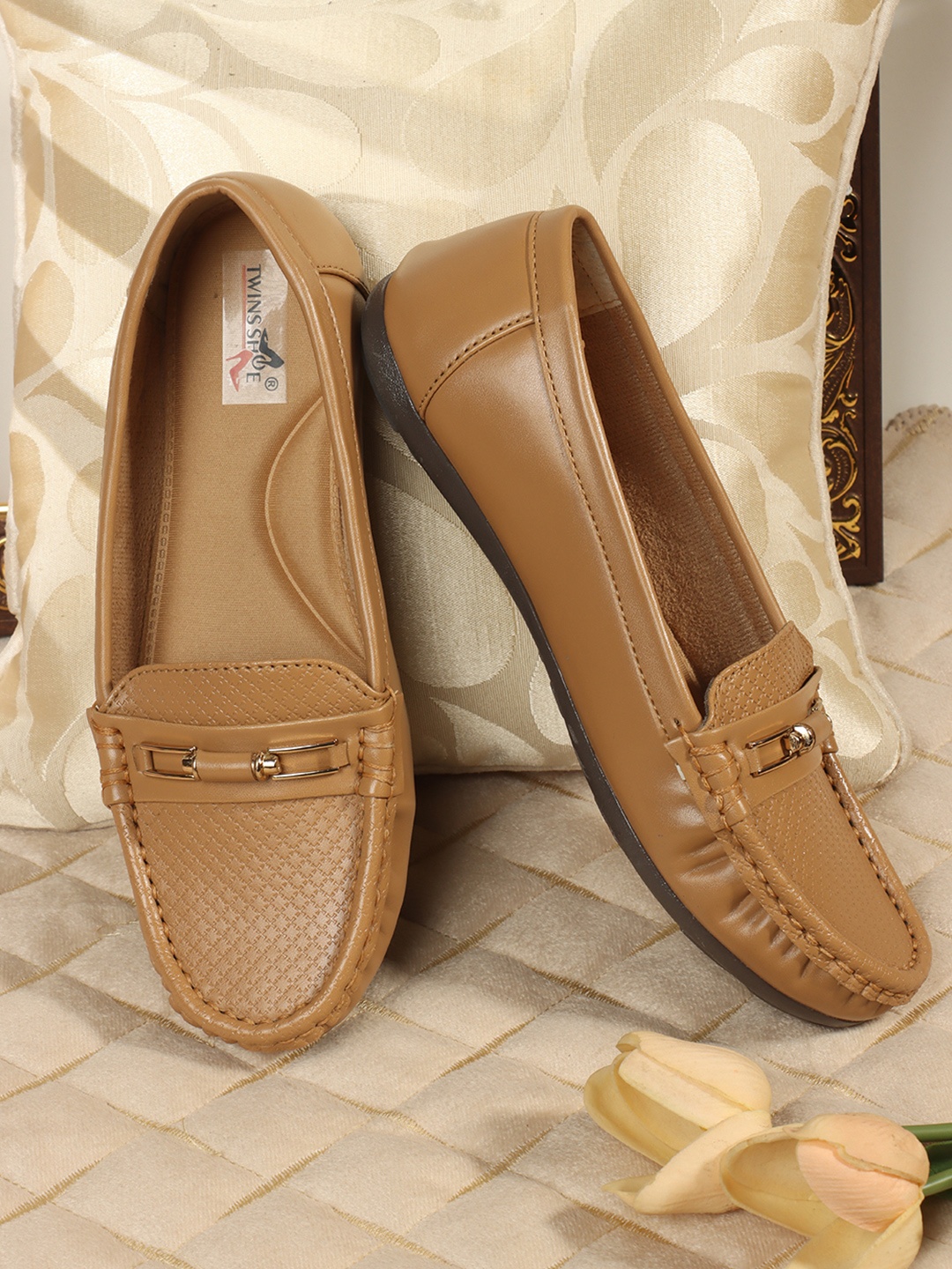 

TWINSSHOE Women Textured Loafers, Beige
