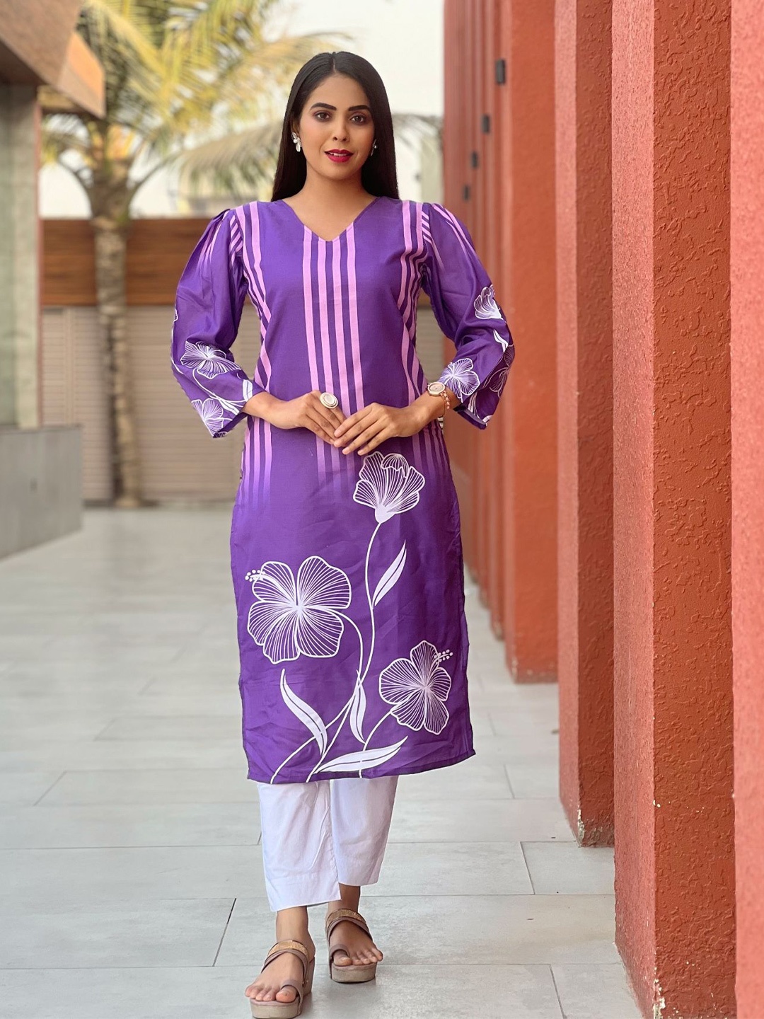 

BINDUDI Floral Printed V-Neck Straight Kurta, Purple