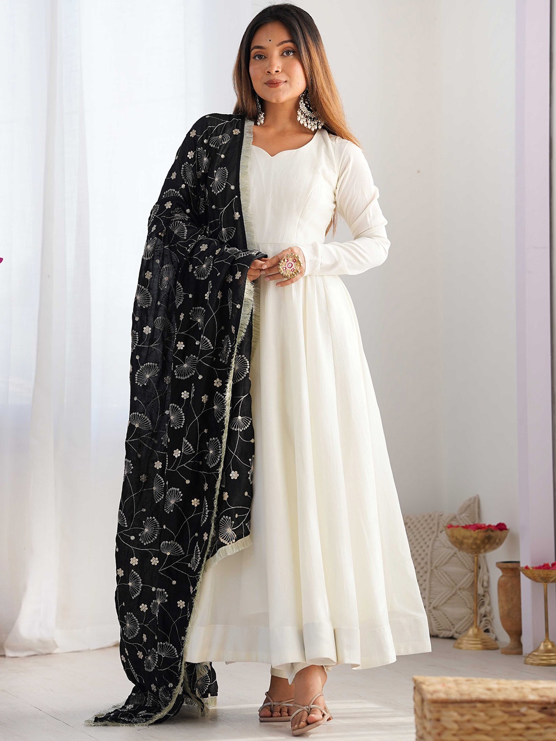 

Tanhai Sweetheart Neck Anarkali Kurta With Trousers And Dupatta, Off white